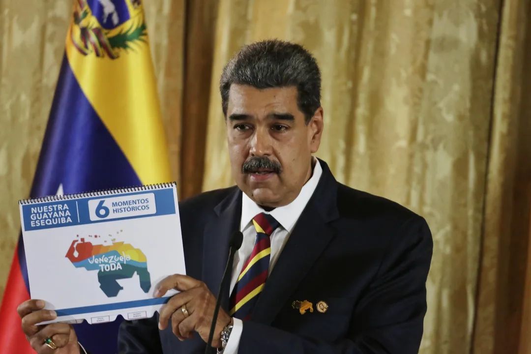 GnbGaranteDePaz's tweet photo. El día de hoy el CG @ElioEstrada18, acompañó a nuestro CJ y Presidente @NicolasMaduro, a la firma y promulgación de la Ley Orgánica para la Defensa del Esequibo. Esta Ley asegura la soberanía e integridad territorial de la República Bolivariana de Venezuela, https://t.co/IDEa4xMV6I