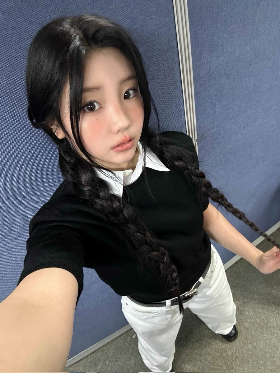 ILLIT_twt's tweet photo. this is my world ~✨​
(아일릿 월드에 들어올려면 스껄은 필수ᆞᆞ)💭​

#ILLIT #아일릿 #WONHEE #원희 #MyWorld https://t.co/mFai4hyG9i