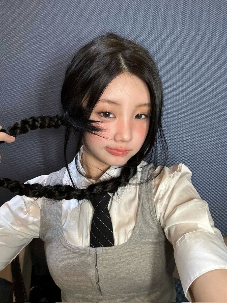 ILLIT_twt's tweet photo. this is my world ~✨​
(아일릿 월드에 들어올려면 스껄은 필수ᆞᆞ)💭​

#ILLIT #아일릿 #WONHEE #원희 #MyWorld https://t.co/mFai4hyG9i