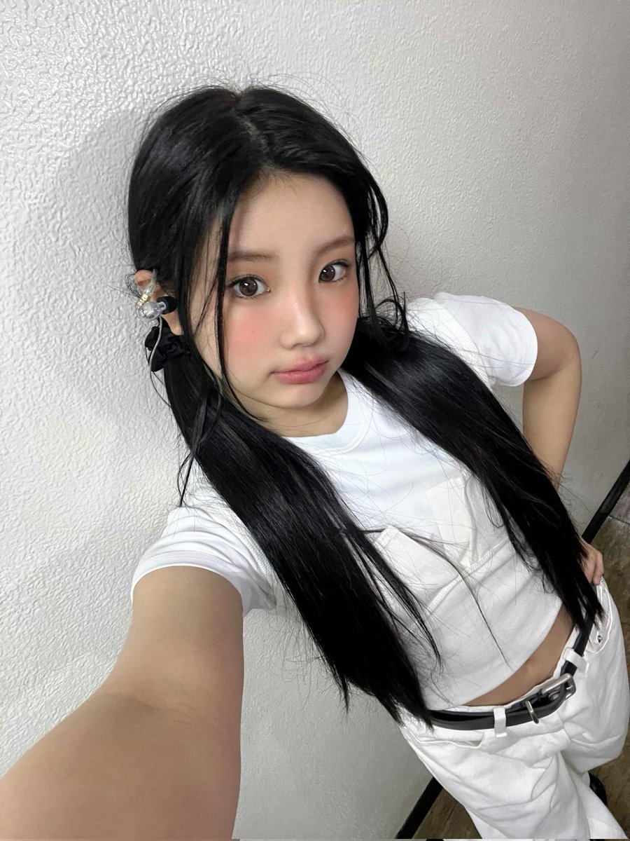 ILLIT_twt's tweet photo. this is my world ~✨​
(아일릿 월드에 들어올려면 스껄은 필수ᆞᆞ)💭​

#ILLIT #아일릿 #WONHEE #원희 #MyWorld https://t.co/mFai4hyG9i