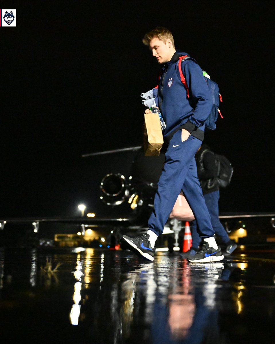 UConnMBB's tweet photo. Phoenix, we have an airplane ✈️

#MadeForMarch | #MixForSix https://t.co/1n6SK5D4ka