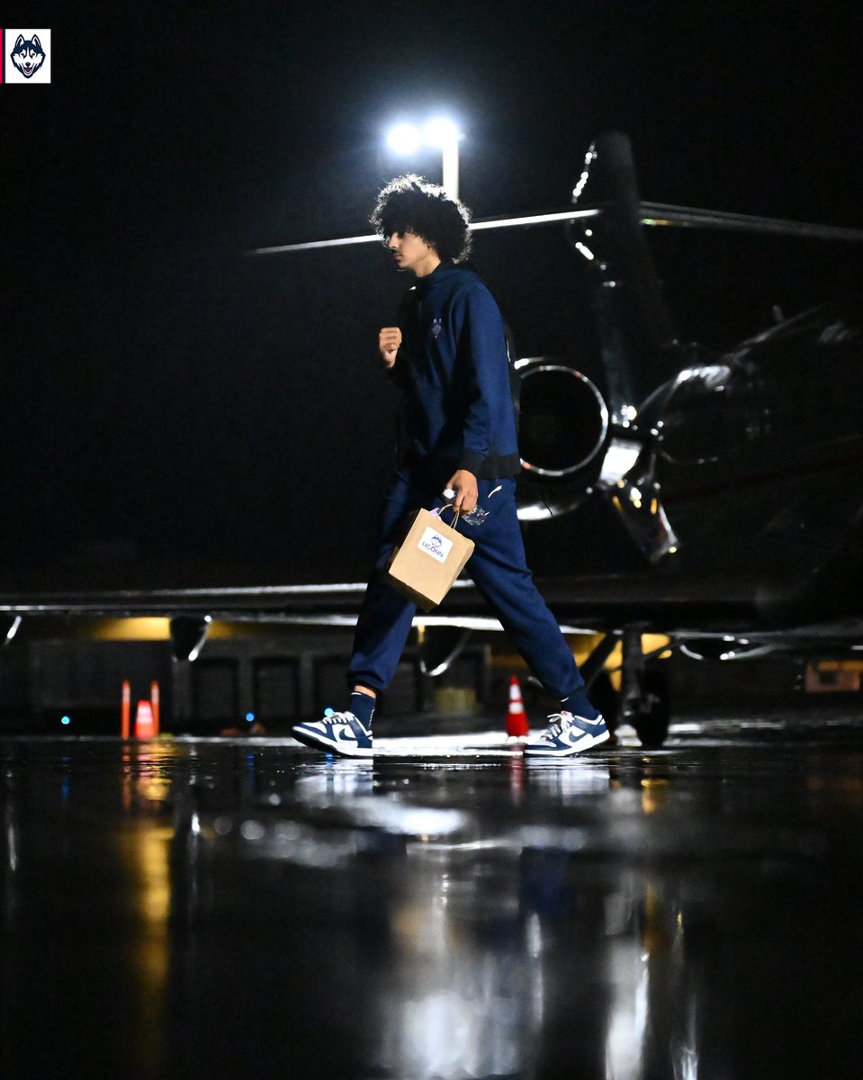 UConnMBB's tweet photo. Phoenix, we have an airplane ✈️

#MadeForMarch | #MixForSix https://t.co/1n6SK5D4ka
