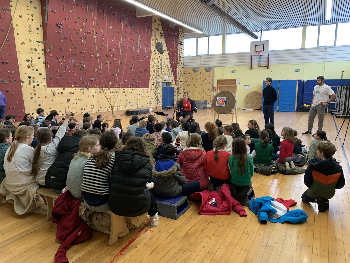 | #SOP 24| Jour 2 - Semaine Olympique et Paralympique au <a href="/LfjmPrimaire/">LFJM Primaire</a> - Focus sur la rencontre avec un sportif de haut niveau- #PiotrVanMontagu- archer Paralympique Belge en présence de <a href="/julienker/">Julienke</a> - #AmbassadeurSOP - #Enthousiasme - #Perseverance - #Valeurs-<a href="/aefeinfo/">AEFE</a>-<a href="/Paris2024/">Paris 2024</a>