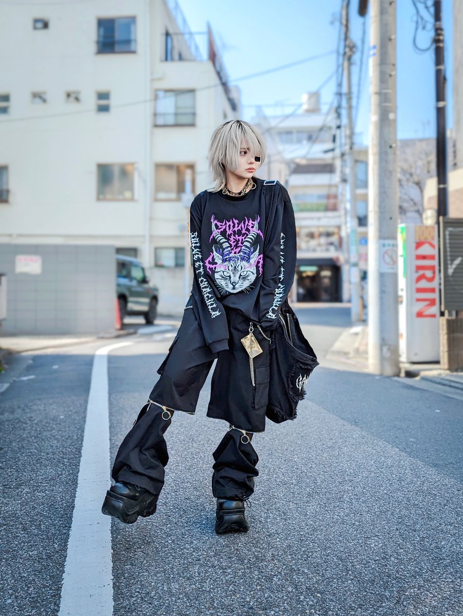 黒のロンT×ワイドパンツを合わせた クールな雰囲気のストリートコーデ listenflavor.com/shopdetail/000… MODEL：破壊骨りあ ( 152cm )