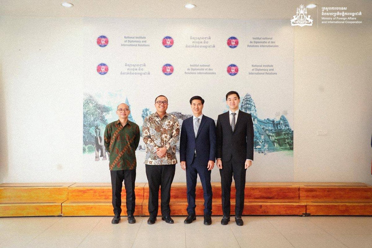 Cambodia and Indonesia officials discuss enhancing educational and diplomatic ties, emphasizing collaboration and mutual growth.

To read more, visit- thebettercambodia.com/building-stron…

#EducationalCollaboration #DiplomaticGrowth #MutualDevelopment #ASEANPartnership #GlobalEducation