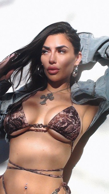 Know I told you that she really one of one https://t.co/Kj0gj0UdBz