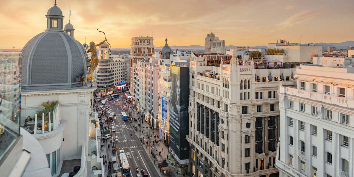 El 4 de abril de 1910, el Rey Alfonso XIII inauguraba las obras para la construcción de la Gran Vía, una arteria diagonal concebida para unir el este y el oeste de la ciudad. Hoy, el alcalde Almeida, le ha prohibido a los madrileños circular por ella.