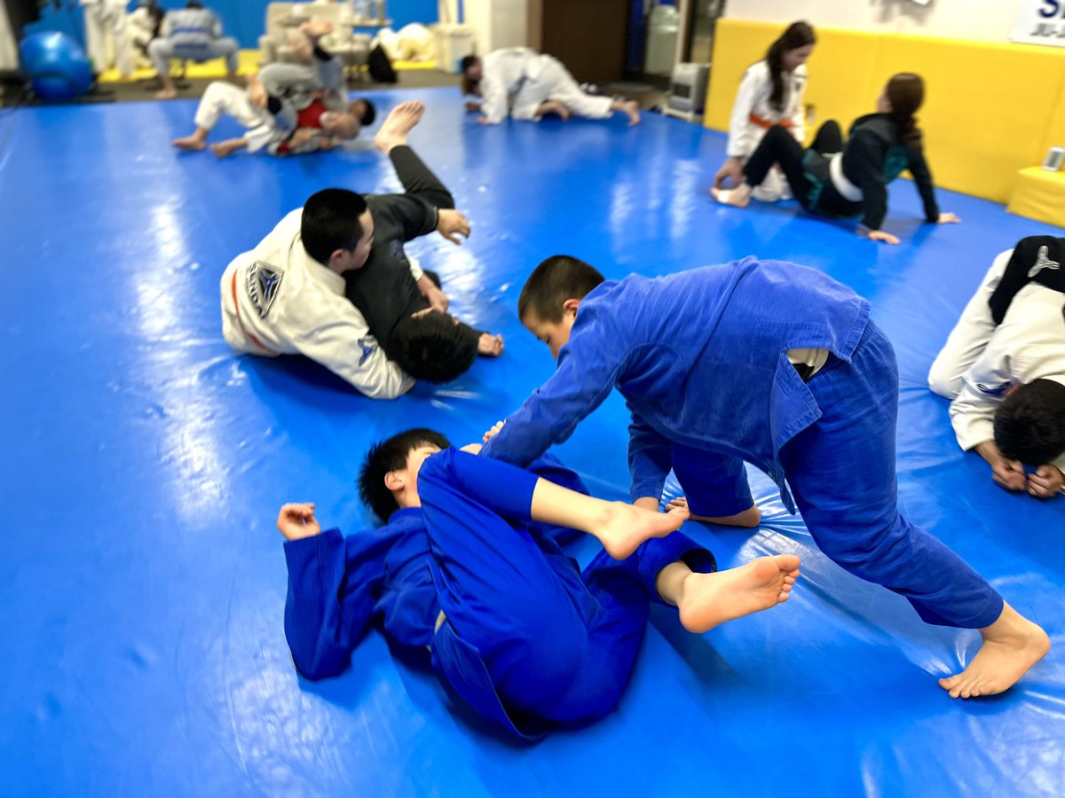 SENDAI_BJJ's tweet photo. SENDAI柔術アカデミーは、子供から大人まで女性男性関係なく一緒に柔術を楽しんでおります😊
🌸SENDAI柔術アカデミー春の入会キャンペーン実施中🌸
#仙台
#柔術
#仙台柔術
#社会人
#習い事
#SENDAI柔術アカデミー
#SENDAIbjj
#axisjiujitsu
#アクシス柔術アカデミー
#ヒクソングレイシー https://t.co/otEtmbKRAj