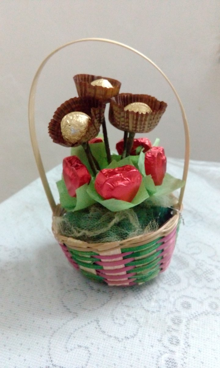 MeenaRaychaudh1's tweet photo. #chocolate #bouquet #custommade #gifts #kolkata 
Order @ 9830304839
https://t.co/4379Wf8L7L https://t.co/gobjNJB5LP