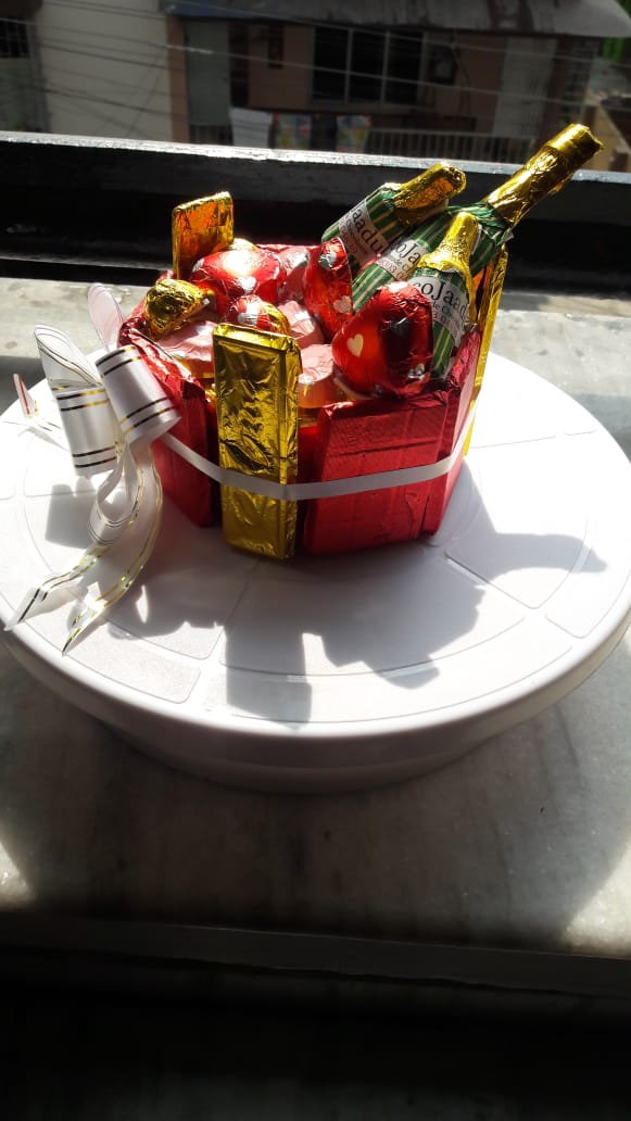 MeenaRaychaudh1's tweet photo. #chocolate #bouquet #custommade #gifts #kolkata 
Order @ 9830304839
https://t.co/4379Wf8L7L https://t.co/gobjNJB5LP