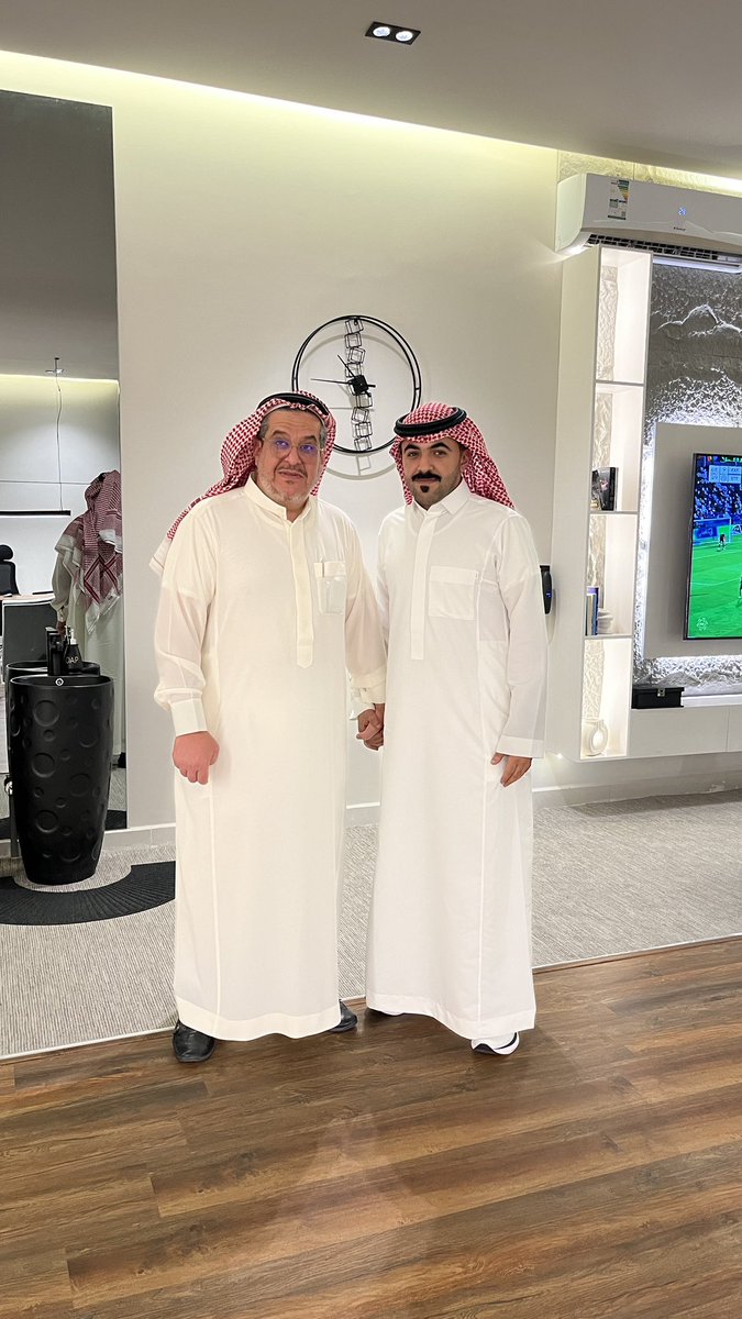 abdooool511's tweet photo. الحمدلله حمد الشاكرين 
الحمد لله من قبل ومن بعد 
الحمدلله على نعمه التي لاتعد ولاتحصى

تم بحمدالله إفتتاح مشروعي

« براح للتطوير والإستثمار العقاري »
 في بريدة

سعيد جداً بزيارة الشيخ / عبدالعزيز الحميد 
@A_Alhumiad 
وسعدت أكثر بحرصه وتوجيهاته ونصائحه 🙏🏼

دعواتكم لنا بالت��فيق 🌷 https://t.co/fzi8334YTb
