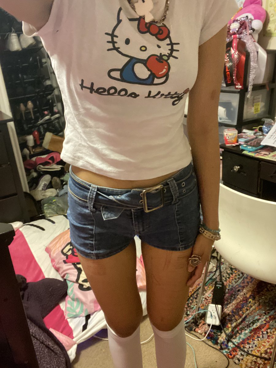 Ootd for school👩‍❤️‍👩👩‍❤️‍👩👩‍❤️‍👩👩‍❤️‍👩 edtwt… how much longer till I can be thinspo😭😭