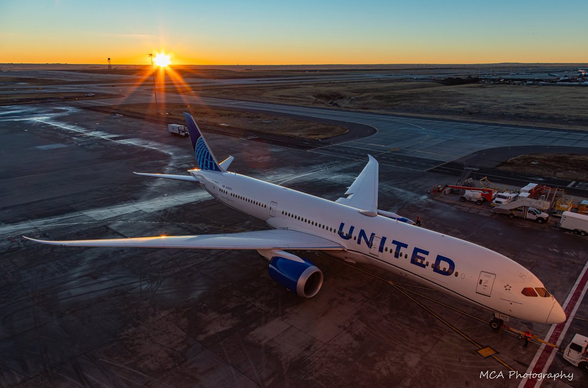 #WidebodyWednesday 

@united
@DENAirport 
#beingunited 
#myunitedjourney 
#sunrise