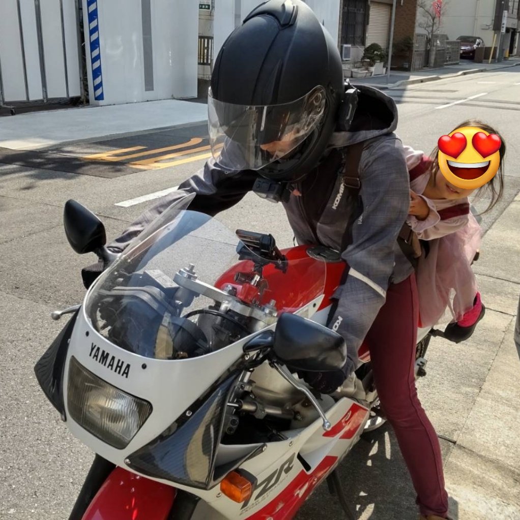 タンデムできる日が待ち遠しい(⑉･ ･⑉)

どうしても乗りたい！とのことで。
始動前にタンデム風。
この後、エンジンかけたら真顔で逃げました