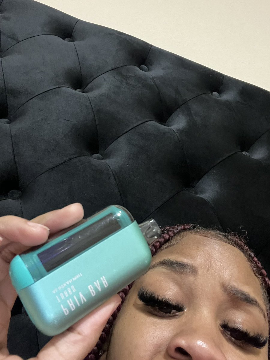 yaaitsmagic's tweet photo. I hate vapes so bad don’t blow ts in my face . https://t.co/1rHnDeQyNo