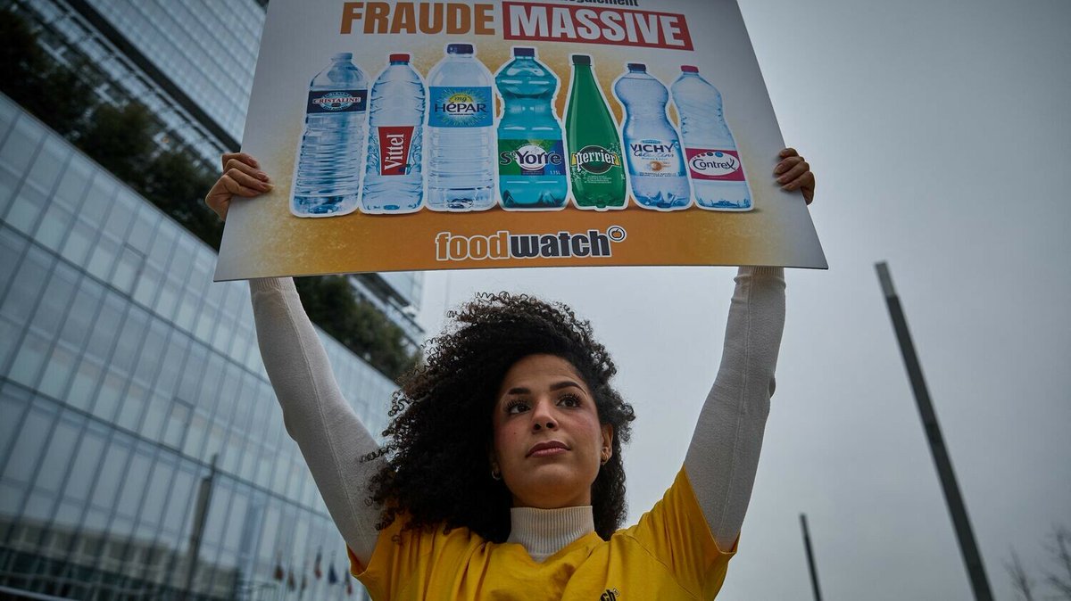franceinfo's tweet photo. Scandale des eaux Nestlé contaminées : "Aucune information n’a été communiquée aux consommateurs ni par Nestlé ni par les autorités, c’est grave", déplore Foodwatch
➡️ https://t.co/b3Kiv62hu3 https://t.co/W7v13Qmx8H