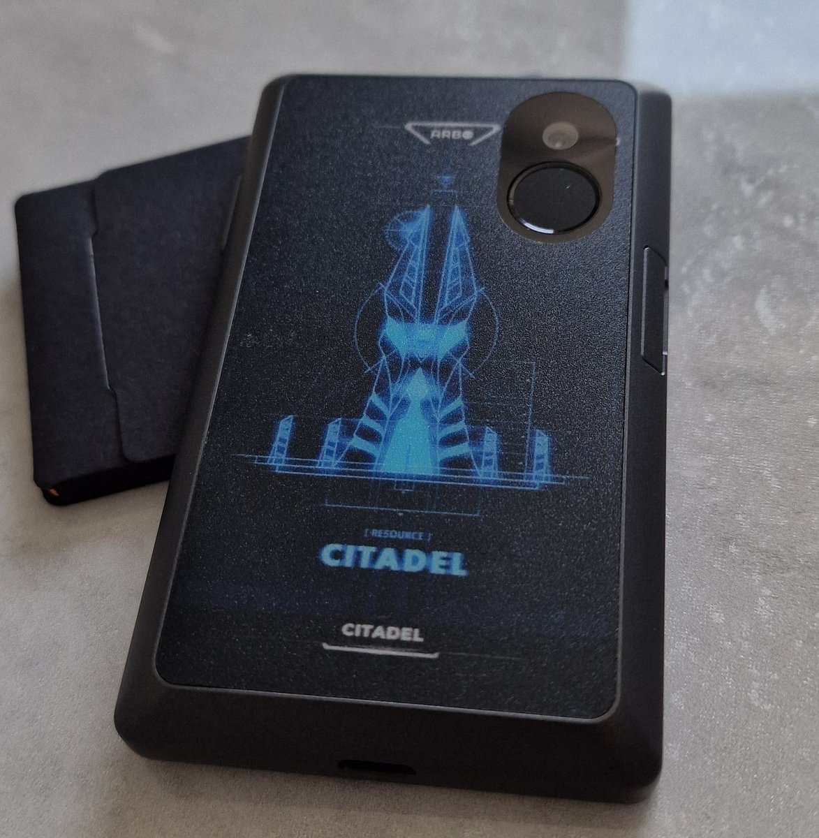 0xdetweiler's tweet photo. S/o to @KeystoneWallet for sending me a custom Keystone 3 Pro 🙏

Only right, I got @meetARBO Citadel on the back! https://t.co/uGiJhd7WYD