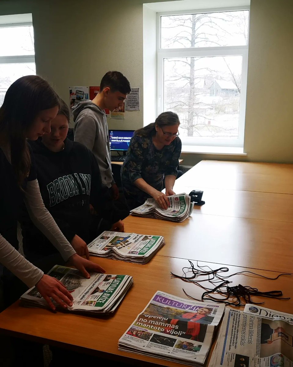 4. aprīlī Madonas novada bibliotēkā viesojas 3 ēnas: Enija, Evija un Lūkass. Kā atzīst jaunieši, ši diena ir bijusi ļoti interesanta. Jaunieši iepazinās ar bibliotēkas telpām, ikdienā veicamajiem bibliotekāru darbiem.