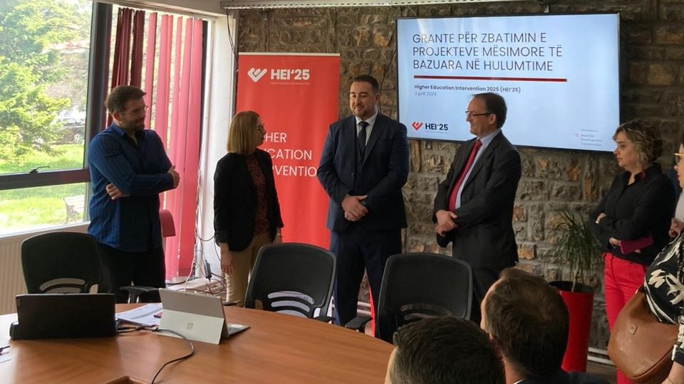 During visit at #UniversityPrizren I had the chance to be present at kickoff round table of the grant sheme for researchers in the framework of #HEI25, flagship project of @ADCinKosovo. Support of Higher Education Sector remains absolute priority of 🇦🇹 cooperation in 🇽🇰. 3/n