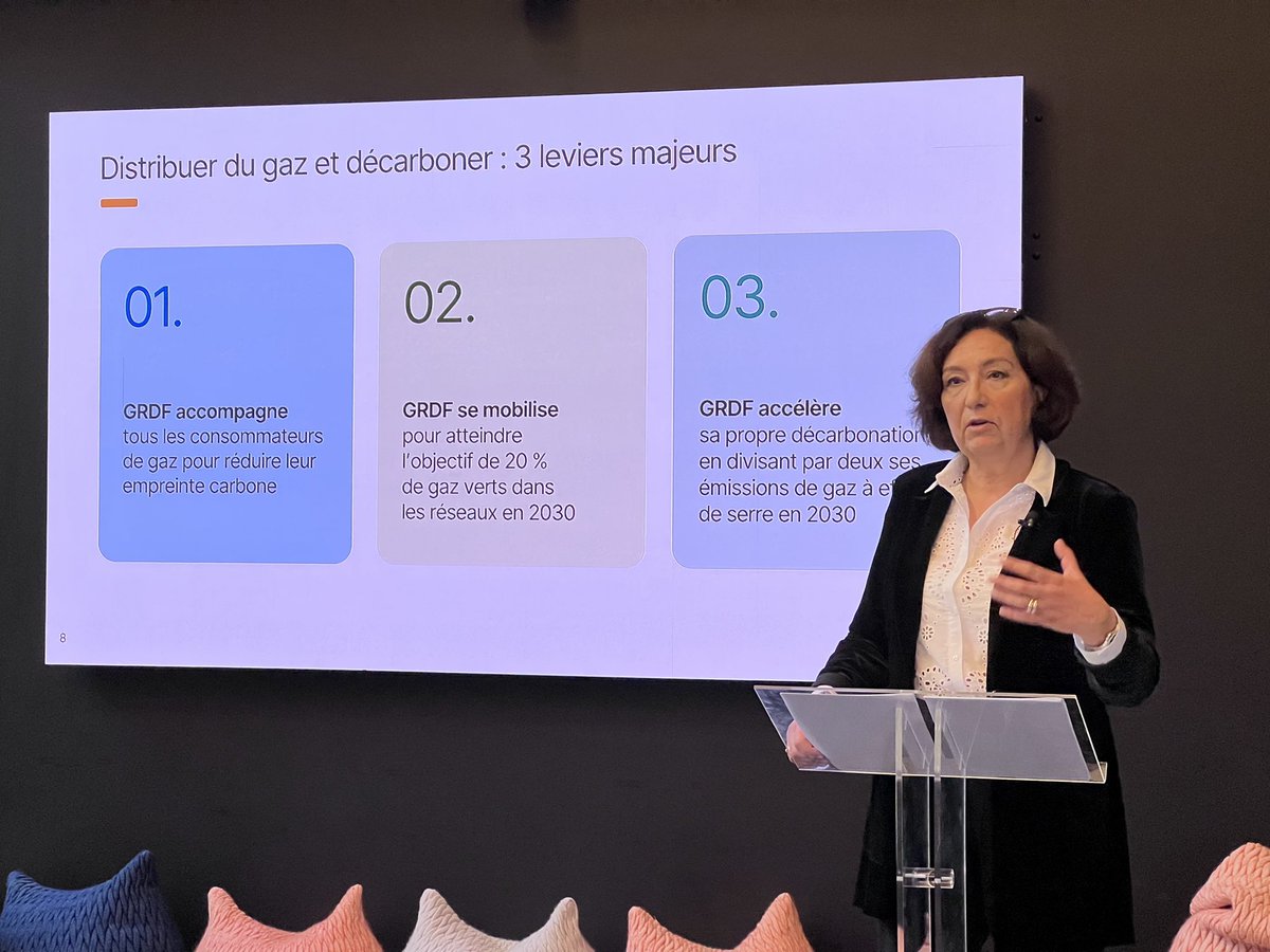 Pour décarboner, #GRDF s'appuie sur 3 leviers: ✅ Accompagner les consommateurs de gaz pour réduire leur empreinte carbone ✅ Atteindre 20% de #GazVerts dans les réseaux en 2030 ✅ Accélérer sa propre #décarbonation en➗par 2 ses émissions #GES en 2030 #Energie #ConfPresseGRDF