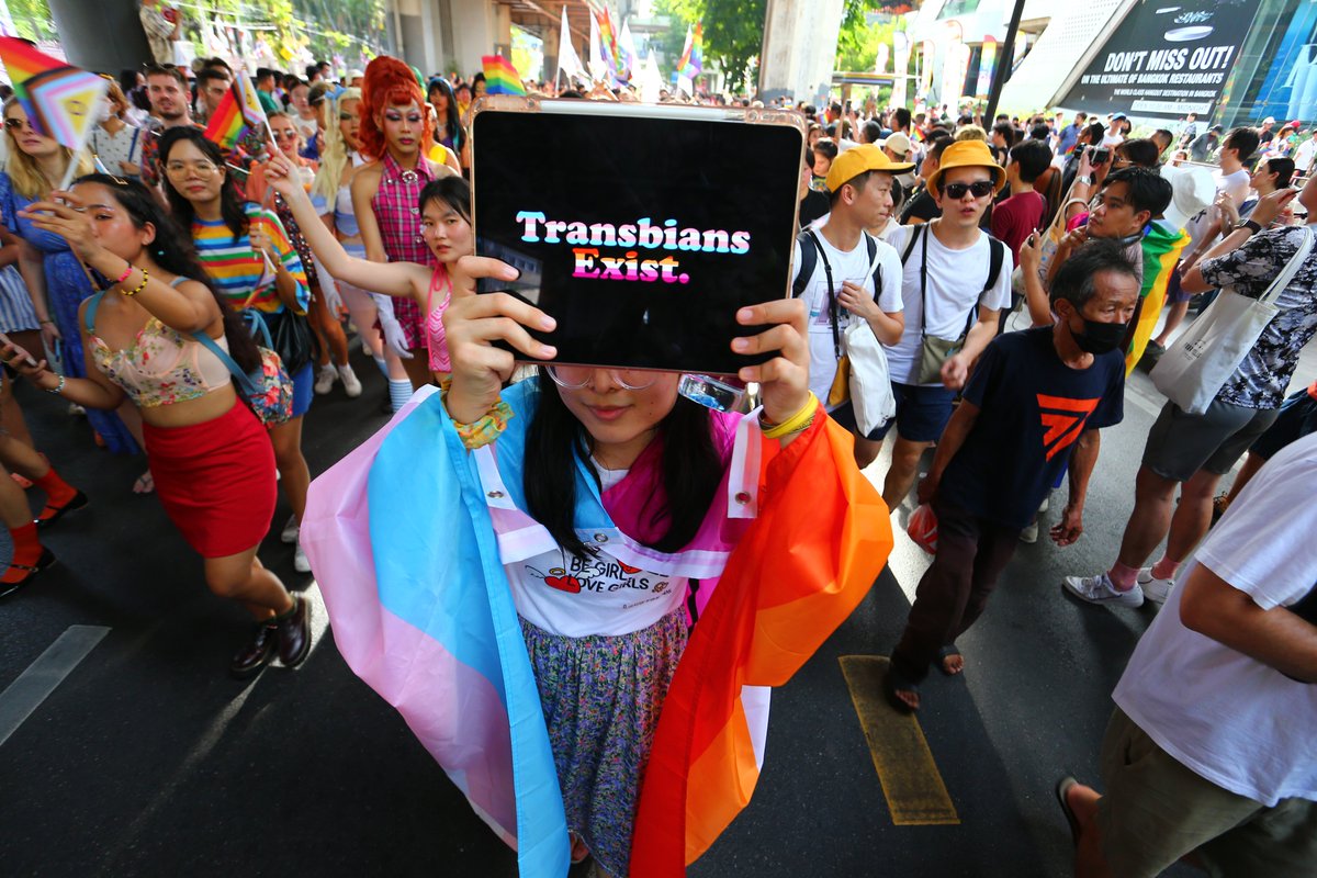 แซฟฟิคที่จริงใจมีจริงที่บางกอกไพรด์! แล้วเจอกันวันที่ 1 มิถุนายนนี้ ปีนี้ตั้งขบวนที่สนามกีฬาแห่งชาติน้าา #BangkokPride2024 #TransDayOfVisibility #ทีมมีแฟนเป็นผู้หญิงแต่โคตรมีความสุข
