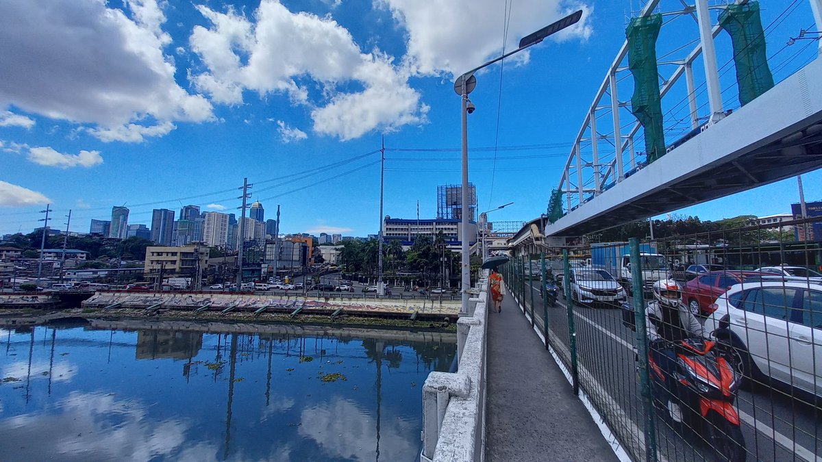 chechi3go's tweet photo. 朝起きたら曇りがちだったので渋滞を横目にパシグ川を渡ってグアダルーペに行ってみた🚶♀️
マーケット内のはかりの下で爆睡する猫に癒され☺️
外の道はジプニーだらけ🛻🛻
新鮮なお野菜たちに嬉しくなり、思いのほかたっぷり買ったった。
重っ💧暑っ🥵
#マンダルヨン #tulay https://t.co/qAkL0Tr9oR