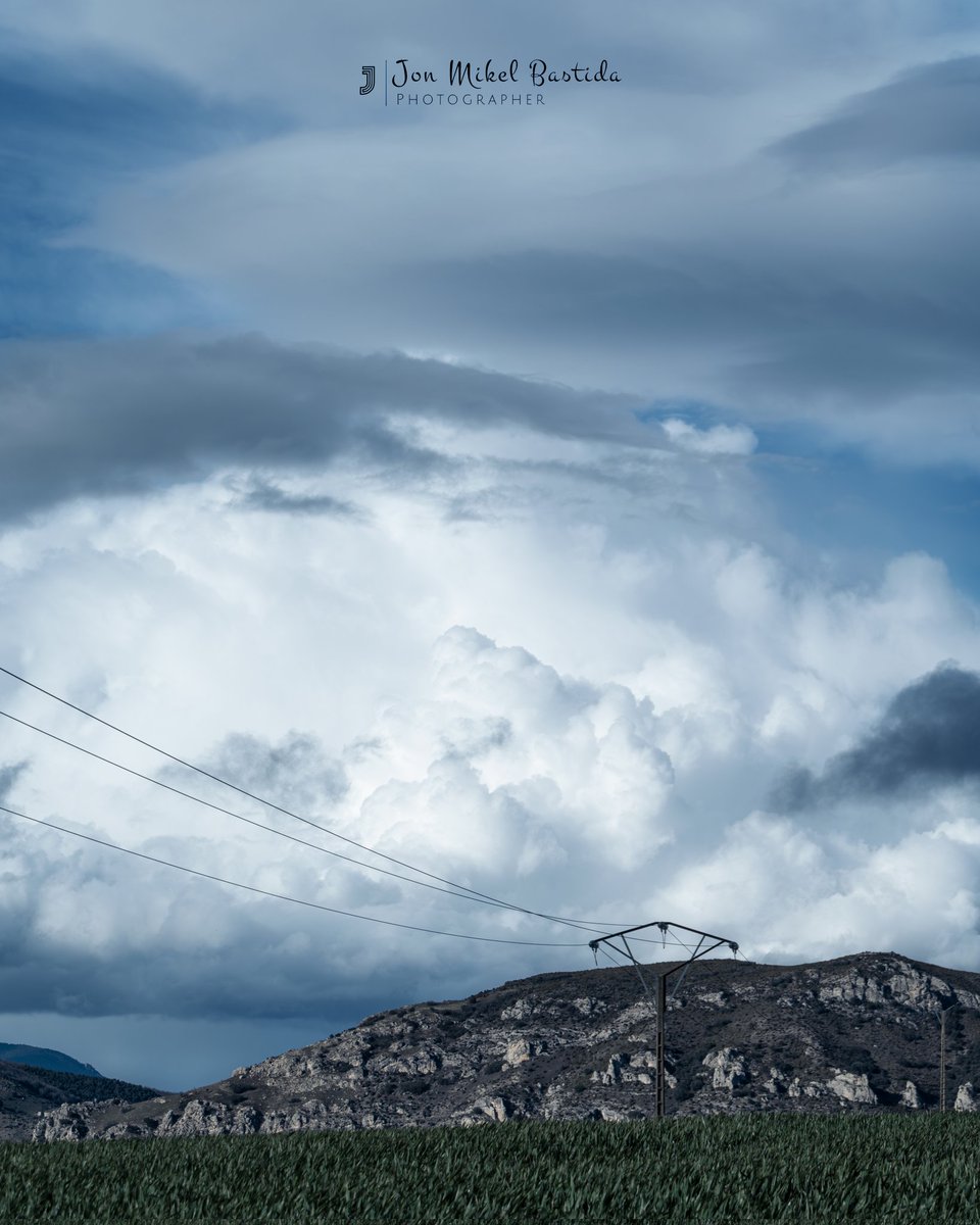 JonmikelB's tweet photo. #Burgos, un cielo de locos en medio de las tierras sembradas. https://t.co/9ToDU9YZmI