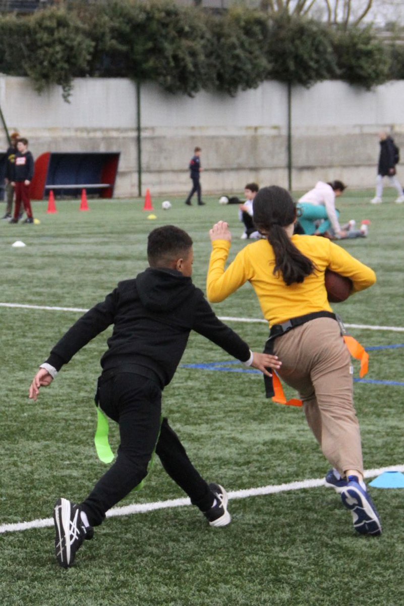 MyrmidonsFootUS's tweet photo. Voici un résumé en quelques photos de la journée initiation aux Jeux Olympiques organisés par @VilleMelun  au stade Paul Fisher. 🙏🏻

Nous avons représenté les Myrmidons en tenant un stand d’activité sportive basée sur le flag, avec l’aide de quelques membres de notre club ! https://t.co/2Go8z8paun