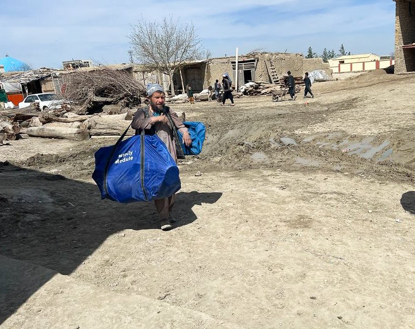 Our teams continue to deliver emergency aid to people affected by the recent flash floods in #Afghanistan. In #Faryab, we provided 72 families with: ⛺ Family tents 🫔 Blankets 🔦 Solar modules 🧥 Winter clothes 🙏🏻 @USAIDSavesLives