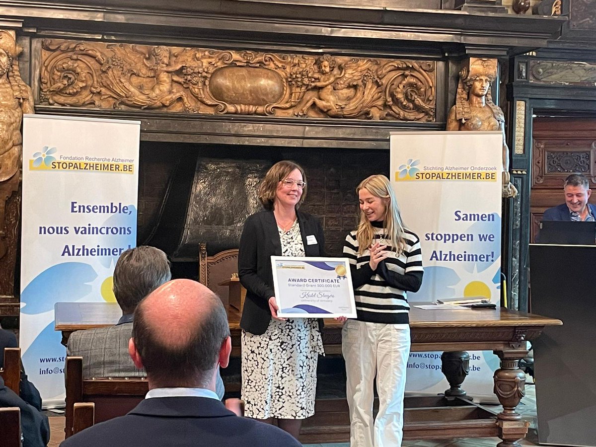 Exciting news! Yesterday, we were honored to receive a generous grant from Stichting Alzheimer Onderzoek! This grant is a crucial step forward for our Alzheimer's research as we'll be delving into the intricacies of the ABCA7 gene, a risk factor in AD 🧠🧬