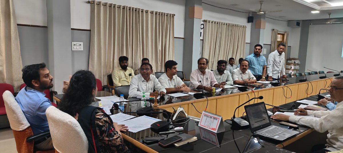 Kalaburgivarthe's tweet image. ಕಲಬುರಗಿ ನಗರ ವ್ಯಾಪ್ತಿಯಲ್ಲಿ  ಕುಡಿಯುವ ನೀರಿನ ಸಮಸ್ಯೆ ಹಿನ್ನೆಲೆಯಲ್ಲಿ @DCKalaburagi ಬಿ.ಫೌಜಿಯಾ ತರನ್ನುಮ್ ಅವರು ಗುರುವಾರ ತಮ್ಮ ಕಚೇರಿಯಲ್ಲಿ ನಗರ ನೀರು ಸರಬರಾಜು, ಮಹಾನಗರ ಪಾಲಿಕೆ, ಎಲ್ &amp;amp; ಟಿ ಕಂಪನಿ, #KUIDFC  ಅಧಿಕಾರಿಗಳೊಂದಿಗೆ ಸಭೆ ನಡೆಸಿ ಎಲ್ಲಿಯೂ ಕುಡಿಯುವ ನೀರಿನ ಕೊರತೆ ಉಂಟಾಗದಂತೆ ನೋಡಿಕೊಳ್ಳಲು ಸೂಚಿಸಿದರು