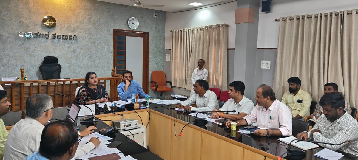 Kalaburgivarthe's tweet image. ಕಲಬುರಗಿ ನಗರ ವ್ಯಾಪ್ತಿಯಲ್ಲಿ  ಕುಡಿಯುವ ನೀರಿನ ಸಮಸ್ಯೆ ಹಿನ್ನೆಲೆಯಲ್ಲಿ @DCKalaburagi ಬಿ.ಫೌಜಿಯಾ ತರನ್ನುಮ್ ಅವರು ಗುರುವಾರ ತಮ್ಮ ಕಚೇರಿಯಲ್ಲಿ ನಗರ ನೀರು ಸರಬರಾಜು, ಮಹಾನಗರ ಪಾಲಿಕೆ, ಎಲ್ &amp;amp; ಟಿ ಕಂಪನಿ, #KUIDFC  ಅಧಿಕಾರಿಗಳೊಂದಿಗೆ ಸಭೆ ನಡೆಸಿ ಎಲ್ಲಿಯೂ ಕುಡಿಯುವ ನೀರಿನ ಕೊರತೆ ಉಂಟಾಗದಂತೆ ನೋಡಿಕೊಳ್ಳಲು ಸೂಚಿಸಿದರು