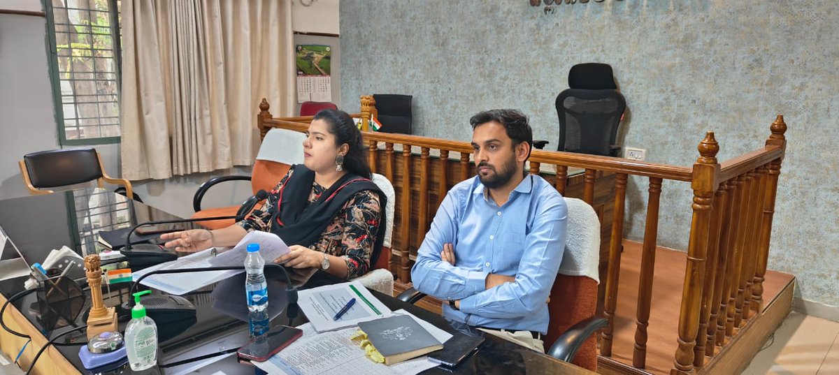 Kalaburgivarthe's tweet image. ಕಲಬುರಗಿ ನಗರ ವ್ಯಾಪ್ತಿಯಲ್ಲಿ  ಕುಡಿಯುವ ನೀರಿನ ಸಮಸ್ಯೆ ಹಿನ್ನೆಲೆಯಲ್ಲಿ @DCKalaburagi ಬಿ.ಫೌಜಿಯಾ ತರನ್ನುಮ್ ಅವರು ಗುರುವಾರ ತಮ್ಮ ಕಚೇರಿಯಲ್ಲಿ ನಗರ ನೀರು ಸರಬರಾಜು, ಮಹಾನಗರ ಪಾಲಿಕೆ, ಎಲ್ &amp;amp; ಟಿ ಕಂಪನಿ, #KUIDFC  ಅಧಿಕಾರಿಗಳೊಂದಿಗೆ ಸಭೆ ನಡೆಸಿ ಎಲ್ಲಿಯೂ ಕುಡಿಯುವ ನೀರಿನ ಕೊರತೆ ಉಂಟಾಗದಂತೆ ನೋಡಿಕೊಳ್ಳಲು ಸೂಚಿಸಿದರು