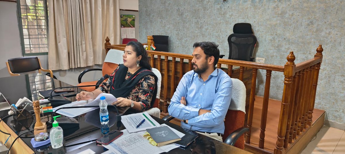 Kalaburgivarthe's tweet image. ಕಲಬುರಗಿ ನಗರ ವ್ಯಾಪ್ತಿಯಲ್ಲಿ  ಕುಡಿಯುವ ನೀರಿನ ಸಮಸ್ಯೆ ಹಿನ್ನೆಲೆಯಲ್ಲಿ @DCKalaburagi ಬಿ.ಫೌಜಿಯಾ ತರನ್ನುಮ್ ಅವರು ಗುರುವಾರ ತಮ್ಮ ಕಚೇರಿಯಲ್ಲಿ ನಗರ ನೀರು ಸರಬರಾಜು, ಮಹಾನಗರ ಪಾಲಿಕೆ, ಎಲ್ &amp;amp; ಟಿ ಕಂಪನಿ, #KUIDFC  ಅಧಿಕಾರಿಗಳೊಂದಿಗೆ ಸಭೆ ನಡೆಸಿ ಎಲ್ಲಿಯೂ ಕುಡಿಯುವ ನೀರಿನ ಕೊರತೆ ಉಂಟಾಗದಂತೆ ನೋಡಿಕೊಳ್ಳಲು ಸೂಚಿಸಿದರು