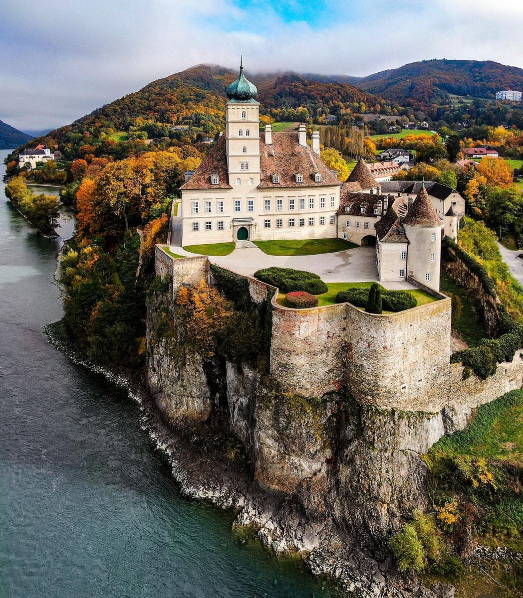 Schloss Schönbühel, Austria 📸: Dominik Schenk #Austria 🇦🇹 #österreich #schlossschönbühel #schönbühelcastle #Castle #chateaux #château #castillo #schloss #architecture #History #traveling #castlephotography #architecturephotography #travelphotography