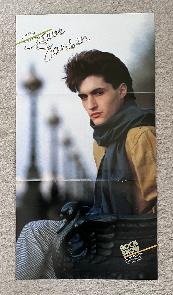 このポスターは昨日載せたROCKSHOWに付いていたものです
ピンナップがSteveとなっていたので探したらファイルに一緒に入っていました✨
写真はFin Costelloです
色合いが綺麗で素敵な写真ですね💓