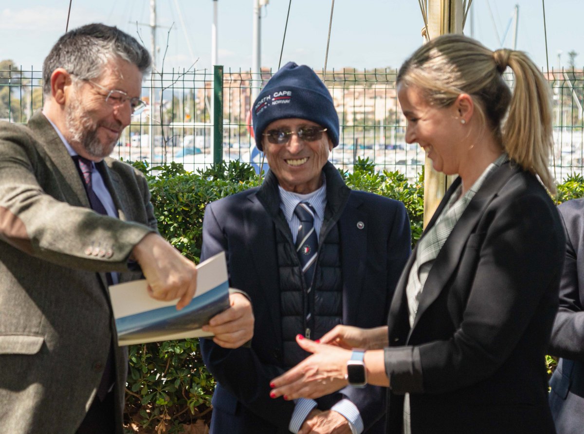 PuertoAlgeciras's tweet photo. ⚓️ Esta semana el Puerto de @Algeciras ha homenajeado a los prácticos que se jubilan, entre ellos nuestro colaborador @CarlosDuclos10, y ha recibido a los que se incorporan, completando el relevo generacional de la Corporación de Prácticos, la de mayor actividad del país
#Pilots https://t.co/fI0GIjXDx4