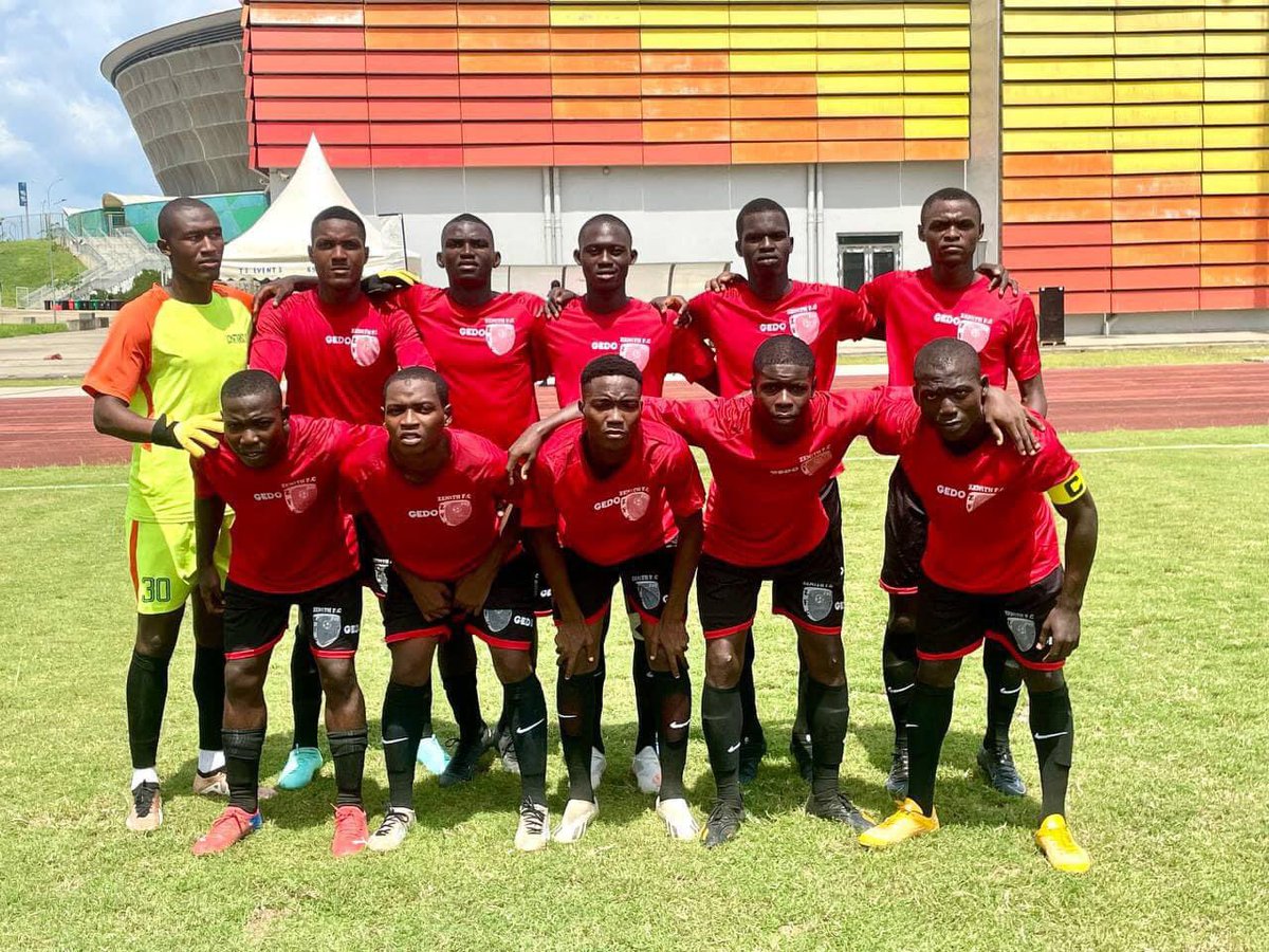 LnFoot's tweet photo. 🔴 Chedjou Sport Consulting : Grâce à des réalisations de Djemeni Nazzario et Mbezele ahanada dans le temps additionnel, ZENITH FC crée la surprise en s’imposant (2-0) face à Galactique FA pour le compte de la 2ème journée du tournoi.
#lnfoot #Zenithfc https://t.co/xjAYG7qJEZ