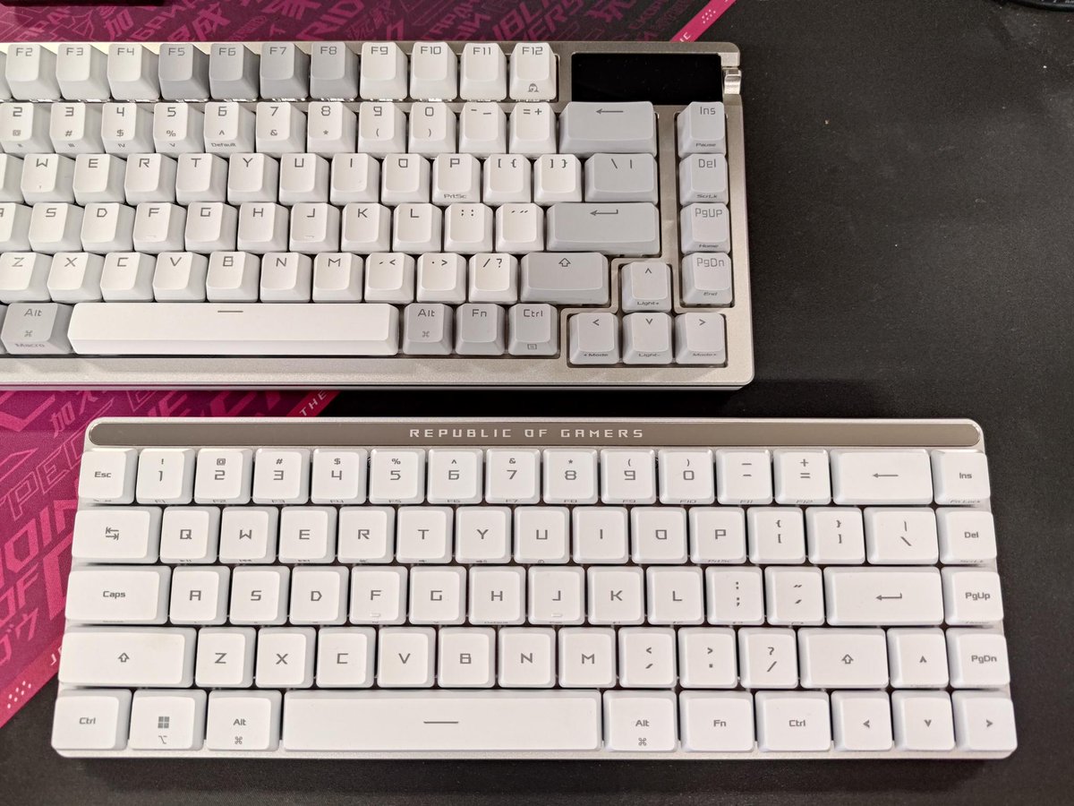 ASUSROGJP's tweet photo. 先月ROGから発売になった #ゲーミングキーボード、どちらもコンパクトで白で、あとは軸がNXかRXが異なるんですが、どっちにしようか悩んでいます…  ＃ROGAzoth のMoonlight Whiteなら❤、 #ROGFalchionRXLP なら🔄 でおススメを教えてください❗️ https://t.co/MDcykVpgVZ