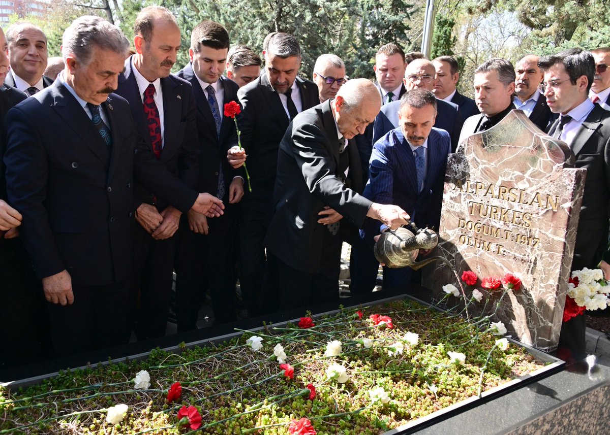 Başbuğ'umuz Alparslan TÜRKEŞ, vefatının 27. yılında kabri başında dualarla anıldı.