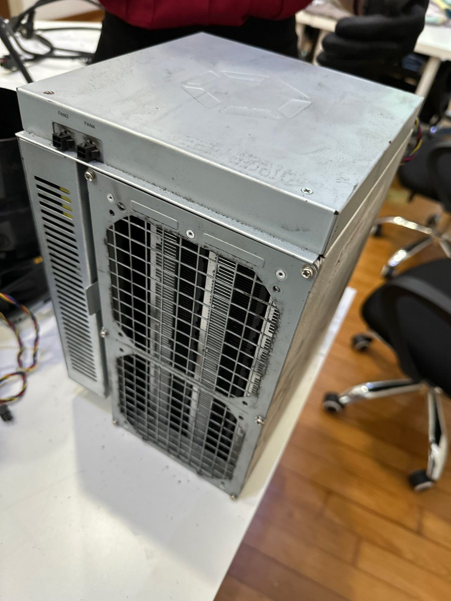 Lebornrwa's tweet photo. Prefer Female Tech or not?
Today she modifying miner to noiseless miner.
#bicoin #miner #lebornrwa #bitcoinmining https://t.co/paztek3GVs