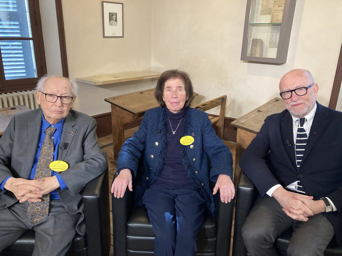 Dans la salle de classe des enfants d’Izieu avec Beate et Serge #Klarsfeld pour le début de la commémoration du 80eme anniversaire de la rafle du 6 avril 1944