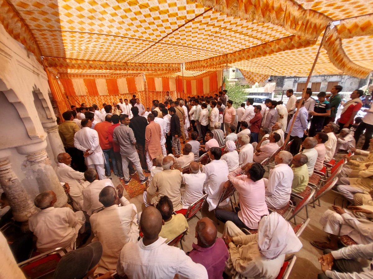 आज जनसंपर्क की श्रृंखला में रामपुर विधानसभा के ग्राम उमाही कला में ग्रामीणों से आत्मीय संवाद किया। जन वार्ता के दौरान यह एहसास हुआ एक-एक जन पुनः भारतीय जनता पार्टी की सरकार बनाने के लिए दृढ़ संकल्पित है। @blsanthosh @Bhupendraupbjp @idharampalsingh