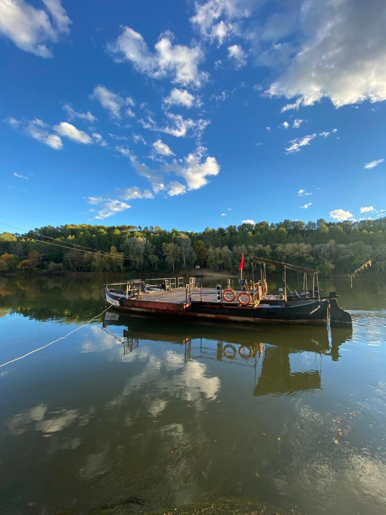 terresebretur's tweet photo. 🚣‍♀️ Tres passos de barca han sobreviscut als nous temps. Flix, Garcia i Miravet encara conserven aquesta forma tradicional de creuar l'Ebre, tal i com es feia quan no existien els ponts. Els veniu a descobrir?

📸 @irodon, @riberadebretur, @apropebre

#pasdebarca #TerresdelEbre https://t.co/bQZRGGjDf0