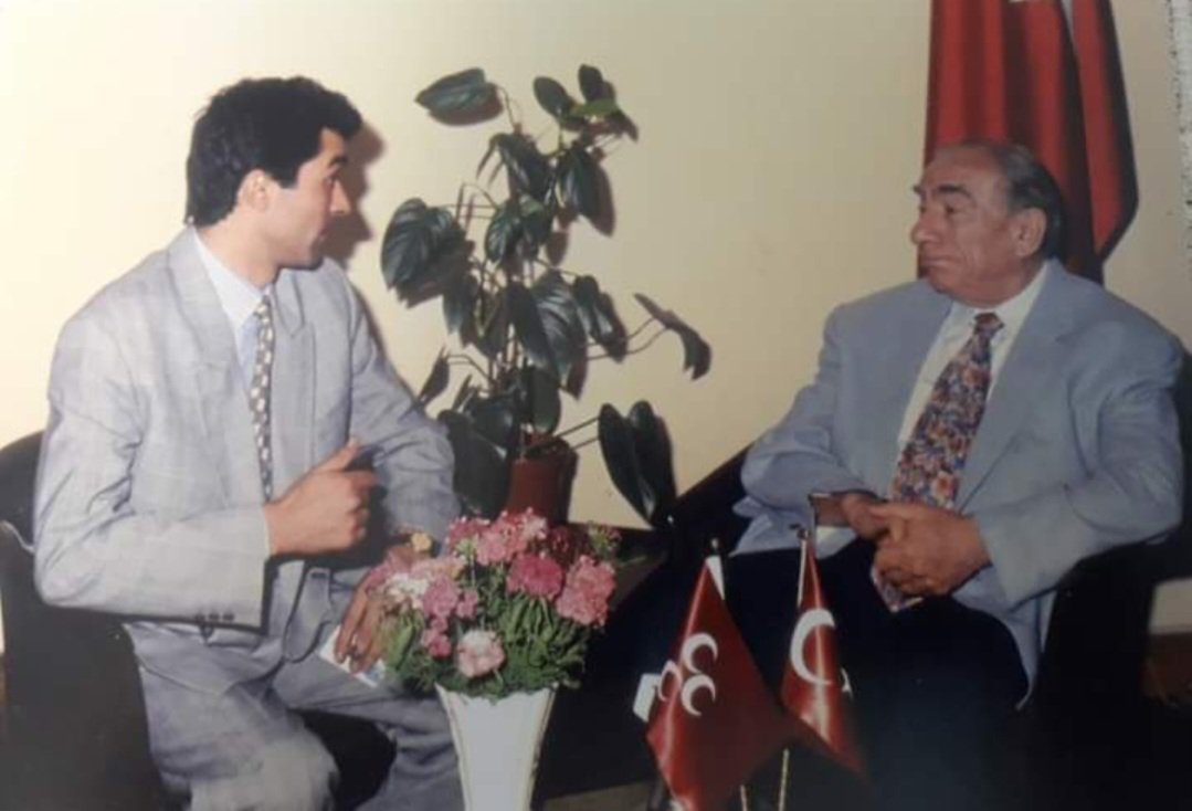 Başbuğ Alparslan Türkeş'i vefatının 27. yıllında rahmet ve özlem'le anıyorum. 
( Ne anlattığımı hatırlayamıyorum ama beni dikkatle dinlemesi çok şey anlatıyor)