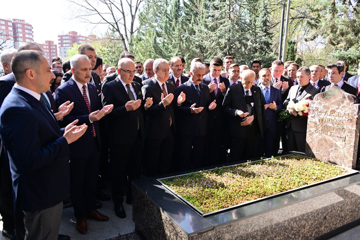 Başbuğ'umuz Alparslan TÜRKEŞ, vefatının 27. yılında kabri başında dualarla anıldı.