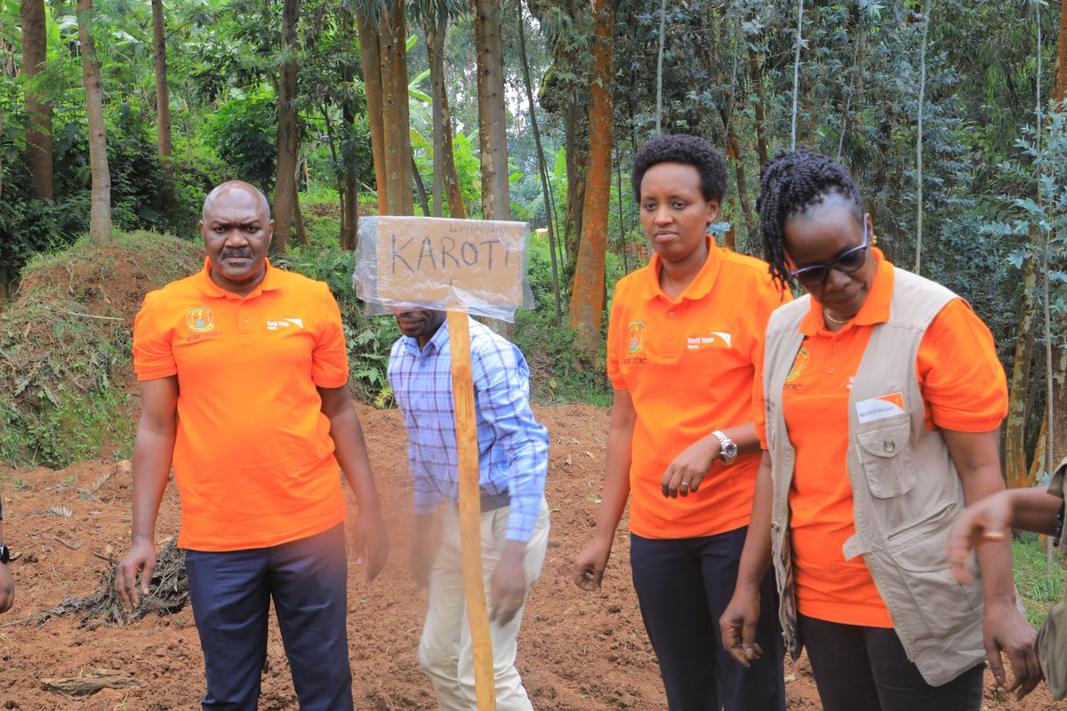 RutsiroDistrict's tweet photo. Igikorwa cyabereye mu mirenge yose aho cyatangirijwe ku rwego rw'Akarere mu murenge wa Ruhango kiyobowe na Guverineri wa @RwandaWest  Bwana Dushimimana Lambert. 
Igikorwa cyatangijwe no guhinga no gutera imboga mu mirima y'igikoni ku kigo nderabuzima cya Kayove. https://t.co/KJOFDXur4p