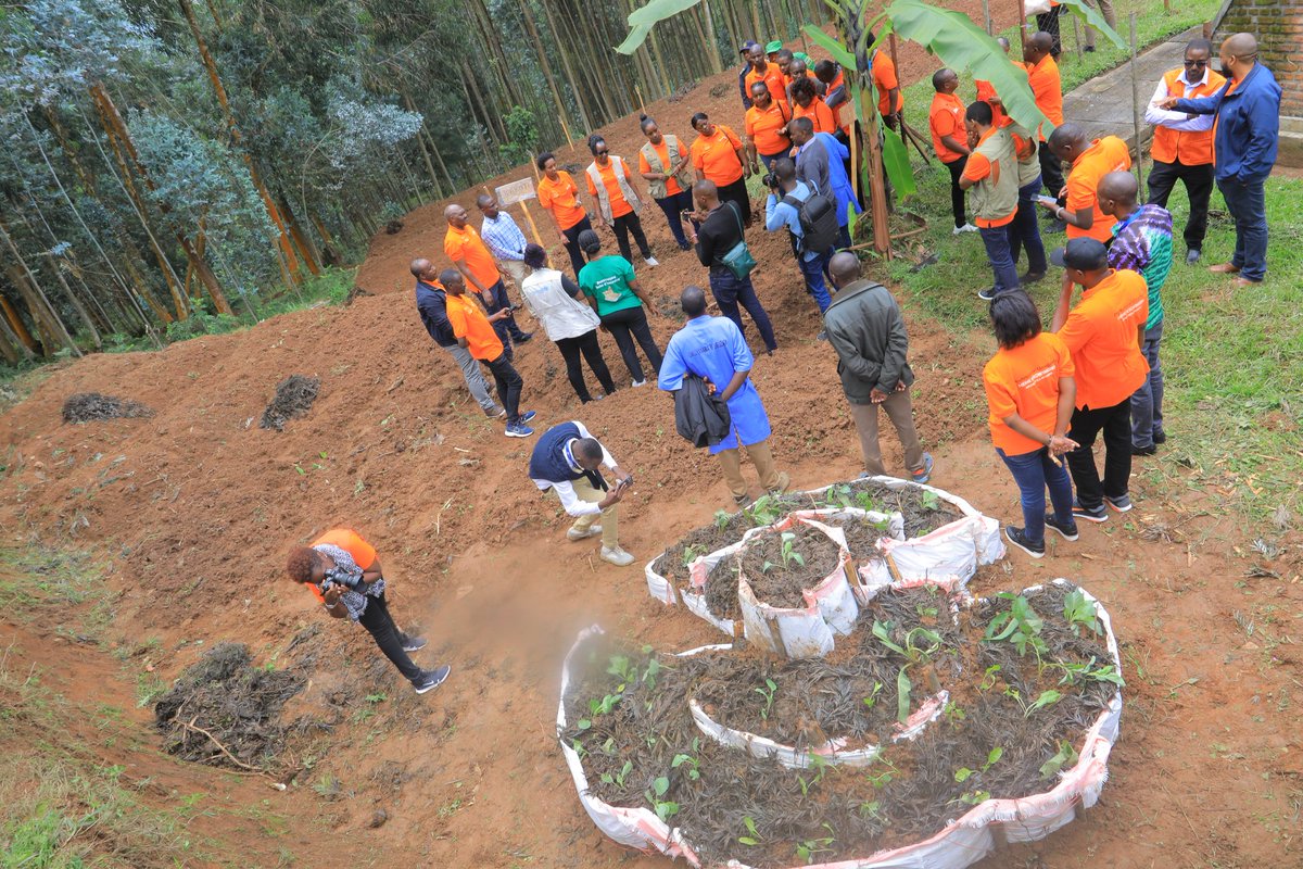 RutsiroDistrict's tweet photo. Igikorwa cyabereye mu mirenge yose aho cyatangirijwe ku rwego rw'Akarere mu murenge wa Ruhango kiyobowe na Guverineri wa @RwandaWest  Bwana Dushimimana Lambert. 
Igikorwa cyatangijwe no guhinga no gutera imboga mu mirima y'igikoni ku kigo nderabuzima cya Kayove. https://t.co/KJOFDXur4p