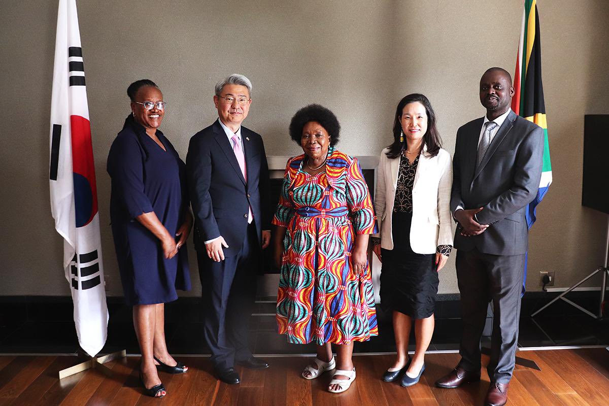 We welcomed a courtesy visit from the Ambassador of the Republic of Korea to the Republic of South Africa, Mr Dong-han Yang. The delegation was accompanied by the Director-General Adv Maluleke and officials from the Department of Women, Youth and Persons with Disabilities.