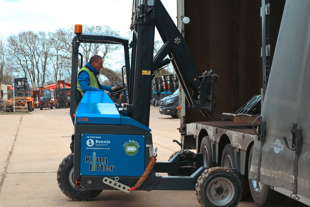Introducing Terberg Kinglifter E-TKL: eco-friendly with zero emissions, 3.5-hour battery life, 25kW power, and stainless steel panels. 
Ideal for urban deliveries. Elevate your equipment needs with us! 
Call 01536 720444. 
Specs: terbergkinglifter.uk/products/kingl… #ElectricForklift